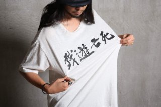 本日はJUVENILE HALL ROLLCALL 「 GAME OF DEATH 」Tシャツをピックアップ。Shop Stylistブログでの紹介や商品ページを追記しアップデートしております。最高にクリエイティブで楽しい１枚の作品。ぜひご覧くださいませ。