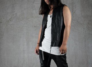 本日のミニブログ更新致しました。先ほどTHEE SIX EYES プロジェクト４週目のブログを公開しました。本日の担当は恵比寿店。今週のフォーカスアイテムはストイッックかつマイノリティなレザーベストとなります。