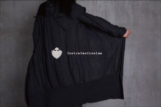 今季当店が新たにセレクトしたブランド、Nostra Santissimaの新作アイテムを１点アップ致しました。