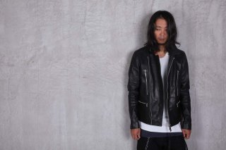 本日のミニブログ更新となります。少し肌寒いような今日この頃、こういう気温状況だとそろそろレザーを着用したくなりますね。